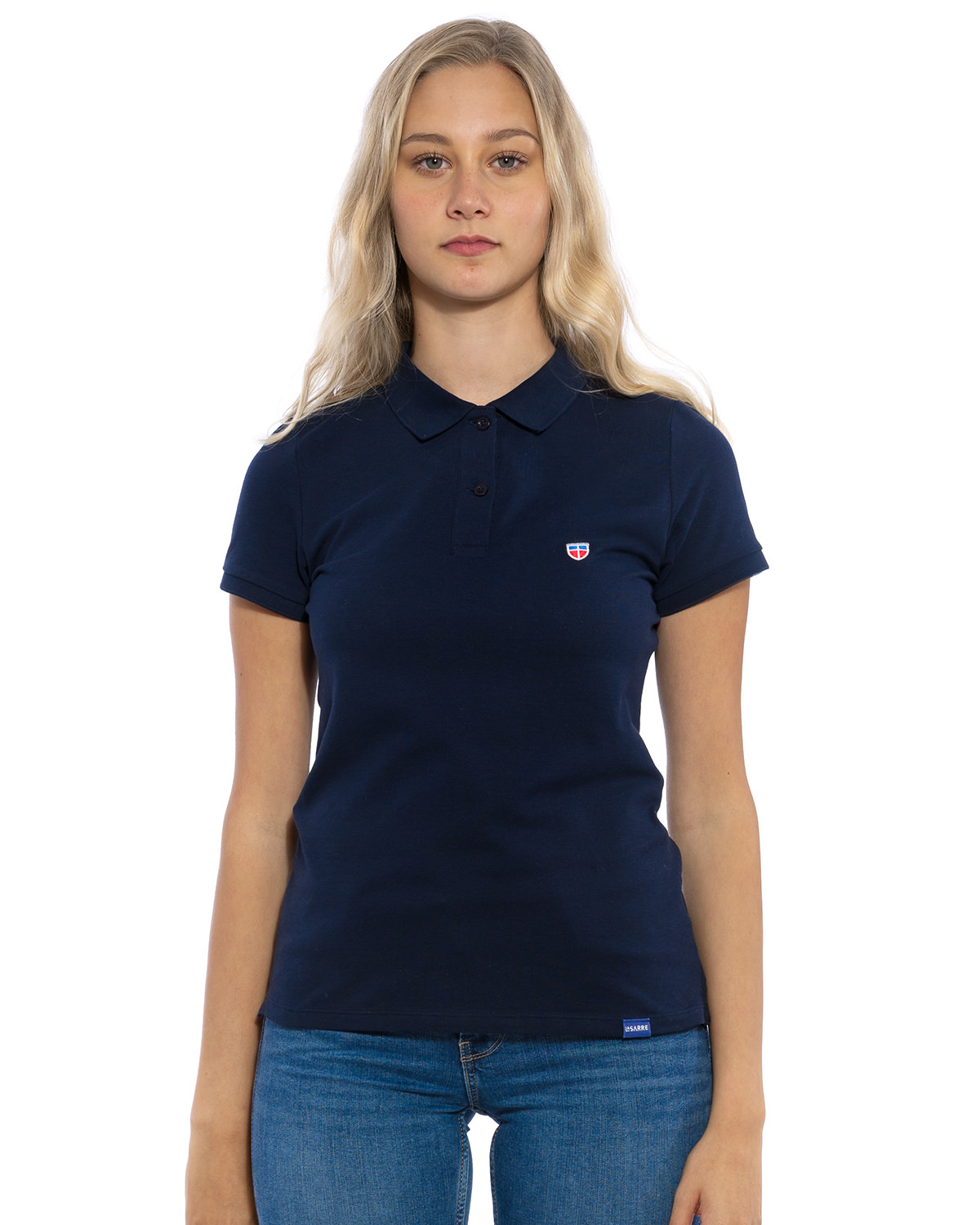 Vorder-Ansicht des hochwertig bestickten LASARRE Polo Shirt für Frauen in der Farbe Navy-Blau von der Saarland Marke Lasarre mit LASARRE Wappen in Blau, Weiß, Rot auf der linken Brust und dem blauem LASARRE Markenzeichen am Saum