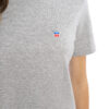 Detail-Ansicht des hochwertig bestickten LASARRE T-Shirt „CLAIRE“ für Frauen in der Farbe Asch-Grau von der Saarland Marke Lasarre mit dem LASARRE Wappen in Blau, Weiß, Rot auf der linken Brust und dem blauen LASARRE Markenzeichen am Saum