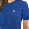 Seiten-Ansicht des hochwertig bestickten VIVE-LA-SARRE T-Shirt „CLAIRE“ für Frauen in der Farbe Kobalt von der Saarland Marke Lasarre mit dem LA-SARRE Wappen in Blau, Weiß, Rot auf der linken Brust und dem blauen LA-SARRE Markenzeichen am Saum