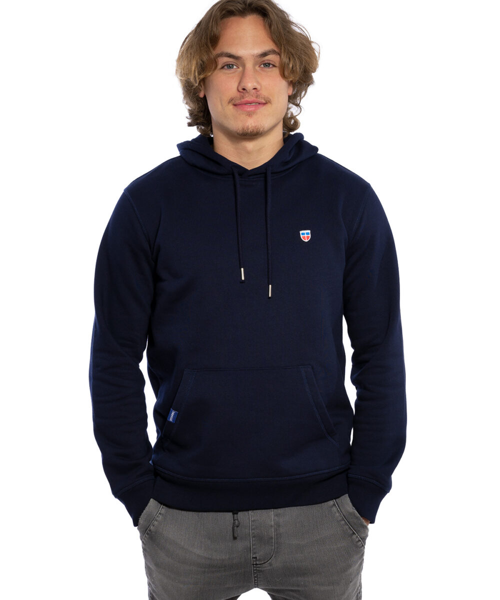 Hochwertiger, bestickter und sportlich dünner Herren Hoodie „LUKAS“ in der Farbe Navy-Blau von der Saarland Marke La sarre mit dem LA SARRE Wappen in Blau, Weiß, Rot vorne auf der linken Brust und dem blauen LA SARRE Markenzeichen am Saum und im Nacken