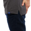 Seiten-Ansicht des hochwertig bestickten Männer Polo Shirt „FELIX“ in der Farbe Anthrazit von der Saarland Marke Lasarre mit dem LA SARRE Wappen in Blau, Weiß, Rot auf der linken Brust und dem blauen LA SARRE Markenzeichen am Saum