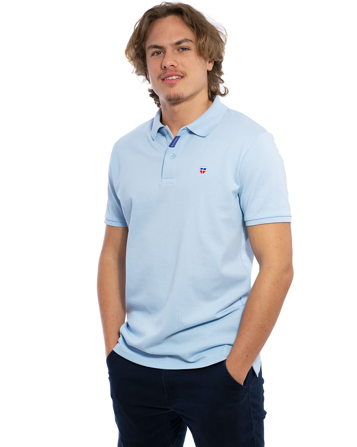 Seiten-Ansicht des hochwertig bestickten Männer Polo Shirt „MARCO“ in der besonderen Farbe Azure von der Saarland Marke Lasarre mit dem LA SARRE Wappen in Blau, Weiß, Rot auf der linken Brust und dem blauen LA SARRE Markenzeichen am Saum