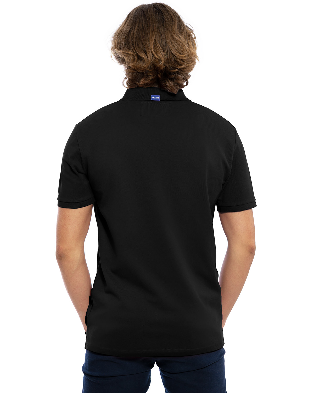 Rücken-Ansicht des hochwertig bestickten Herren Polo Shirt „FELIX“ in der Farbe Bordeaux von der Saarland Marke Lasarre mit dem LASARRE Wappen in Blau, Weiß, Rot auf der linken Brust und dem blauen LASARRE Markenzeichen am Saum