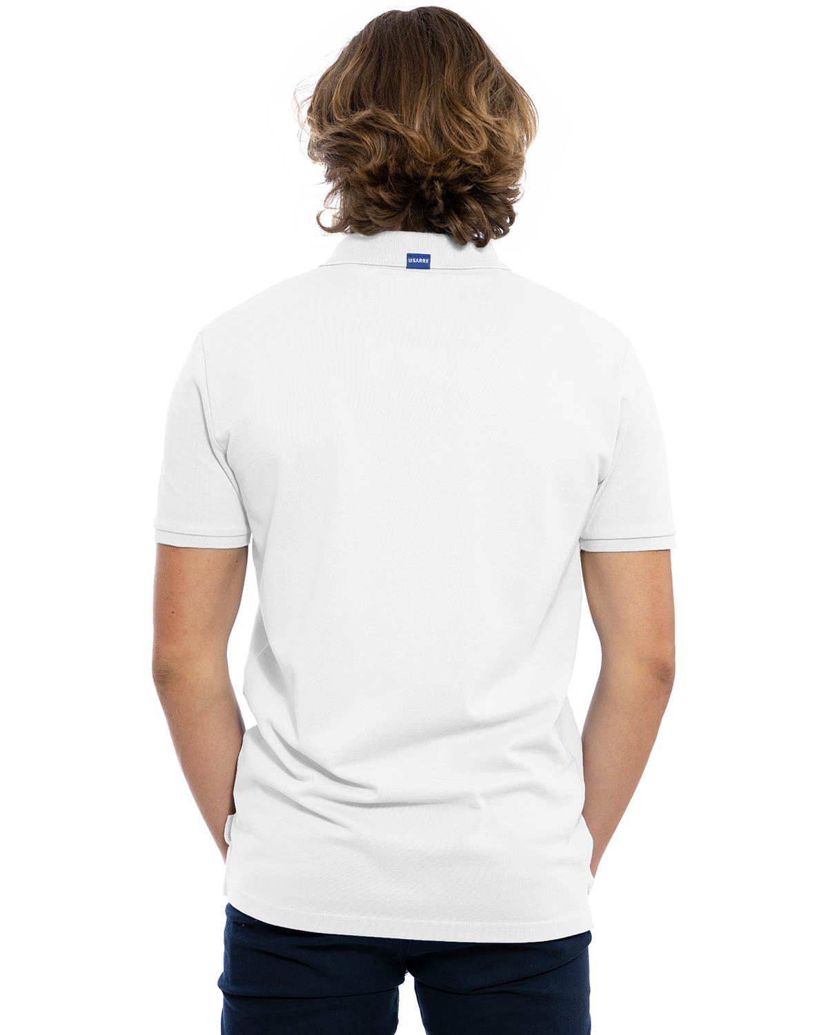 Rücken-Ansicht des hochwertig bestickten Männer Polo Shirt „LASARRE“ in der klassischen Farbe Weiß von der Saarland Marke Lasarre mit dem LASARRE Wappen in Blau, Weiß, Rot auf der linken Brust und dem blauen LASARRE Markenzeichen am Saum