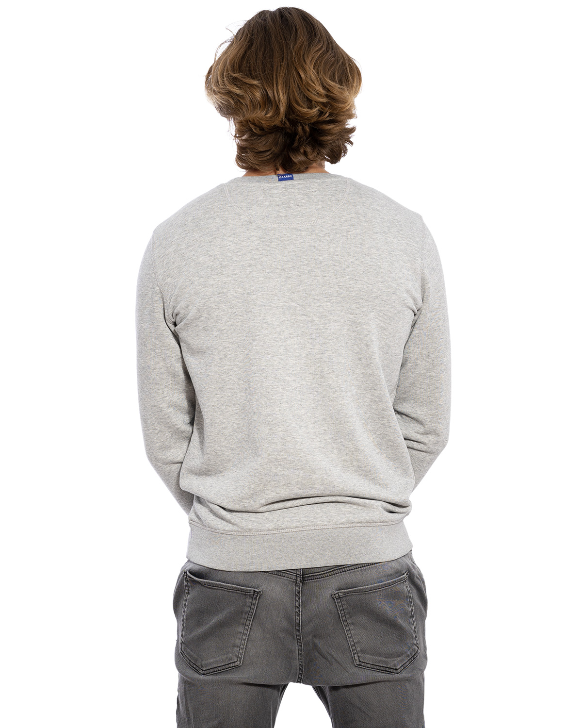 Rücken-Ansicht des hochwertig bestickten dünnen Männer Sweatshirt „ANTON“ in Asch-Grau von der Saarland Marke Lasarre mit dem LASARRE Wappen in Blau, Weiß, Rot von auf der linken Brust und dem blauen LASARRE Markenzeichen am Saum