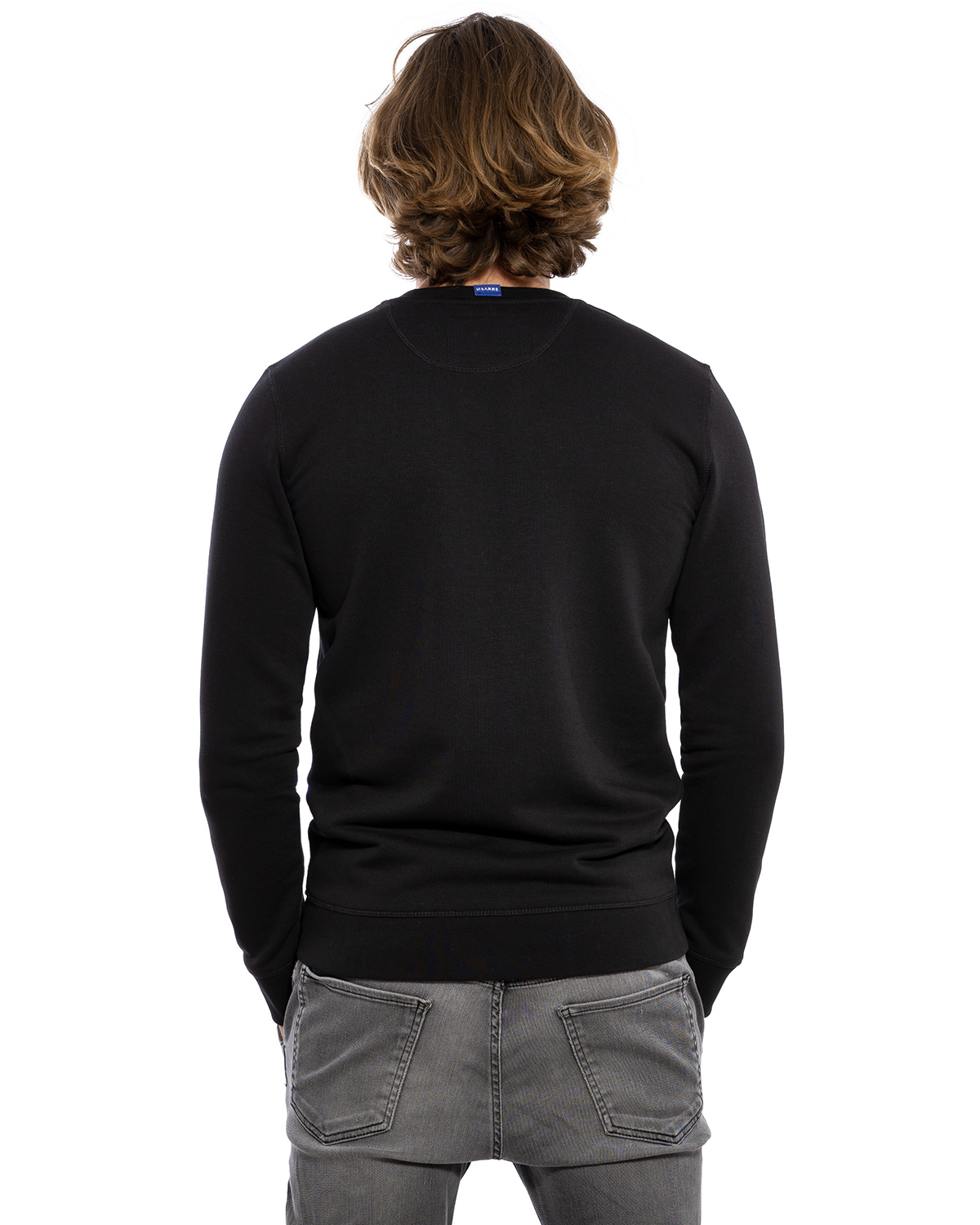 Rücken-Ansicht des hochwertig bestickten dünnen Sweatshirt „ANTON“ für Herren in Schwarz von der Saarland Marke Lasarre mit dem LASARRE Wappen in Blau, Weiß, Rot vorne auf der linken Brust und dem blauen LASARRE Markenzeichen am Saum und im Nackenbereich