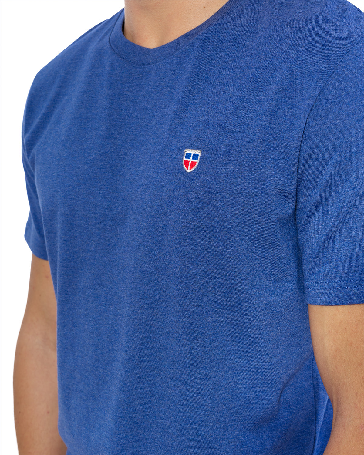 Vorder-Ansicht des hochwertig bestickten Männer T-Shirt „PAUL“ in der Farbe Kobalt von der Saarland Marke Lasarre mit dem LASARRE Wappen in Blau, Weiß, Rot auf der linken Brust und dem blauen LASARRE Markenzeichen am Saum