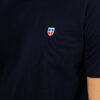 Seiten-Ansicht des hochwertig bestickten Männer T-Shirt „PAUL“ in der Farbe Navy-Blau von der Saarland Marke Lasarre mit Logo-Stickerei von dem LASARRE-Wappen in Blau, Weiß, Rot auf der linken Brust und dem blauen LASARRE Markenzeichen am Saum