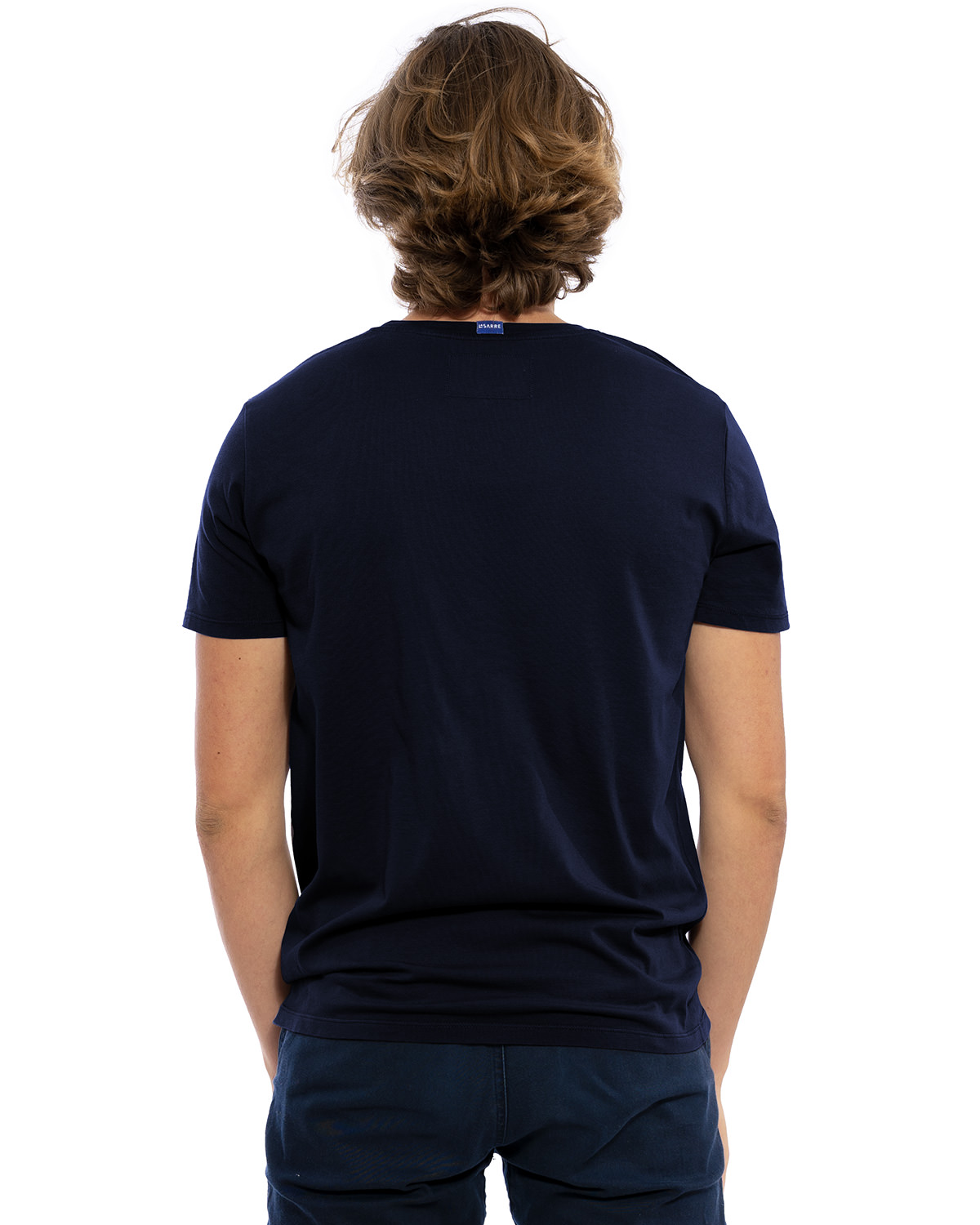 Rücken-Ansicht des hochwertig bestickten Männer T-Shirt „PAUL“ in der Farbe Navy-Blau von der Saarland Marke Lasarre mit Logo-Stickerei von dem LASARRE-Wappen in Blau, Weiß, Rot auf der linken Brust und dem blauen LASARRE Markenzeichen am Saum