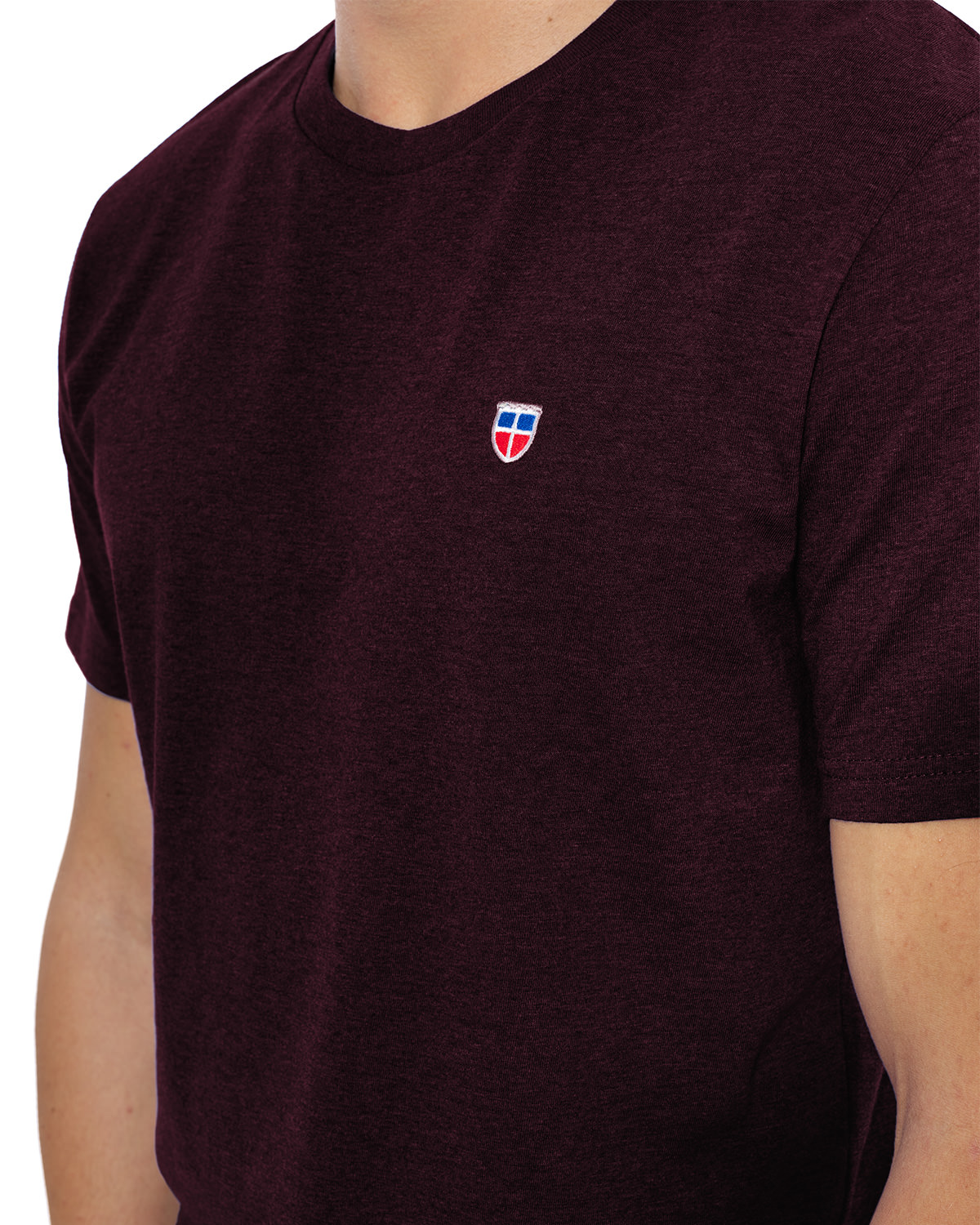 Vorder-Ansicht des hochwertig bestickten Männer T-Shirt „MORITZ“ in der dunkelroten besonderen Farbe Rubin von der Saarland Marke Lasarre mit dem LASARRE Wappen in Blau, Weiß, Rot auf der linken Brust und dem blauen LASARRE Markenzeichen am Saum