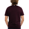 Rücken-Ansicht des hochwertig bestickten Männer T-Shirt „MORITZ“ in der dunkelroten besonderen Farbe Rubin von der Saarland Marke Lasarre mit dem LASARRE Wappen in Blau, Weiß, Rot auf der linken Brust und dem blauen LASARRE Markenzeichen am Saum