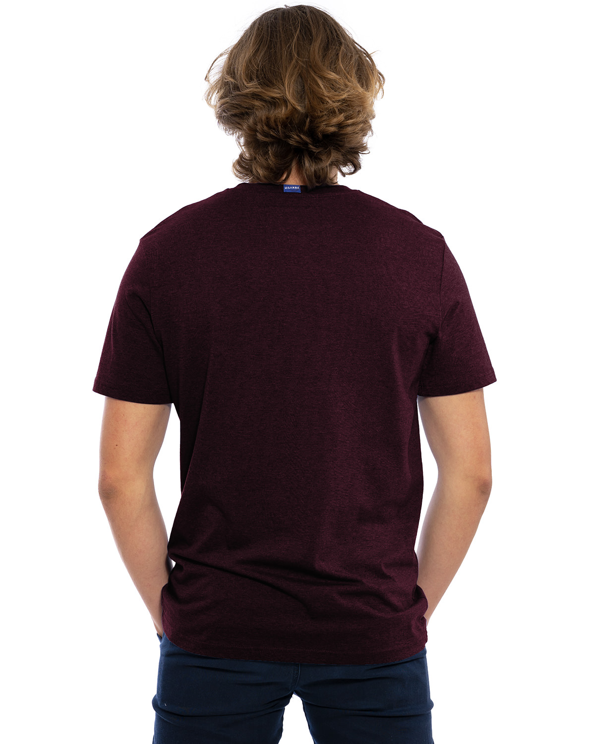 Rücken-Ansicht des hochwertig bestickten Männer T-Shirt „MORITZ“ in der dunkelroten besonderen Farbe Rubin von der Saarland Marke Lasarre mit dem LASARRE Wappen in Blau, Weiß, Rot auf der linken Brust und dem blauen LASARRE Markenzeichen am Saum