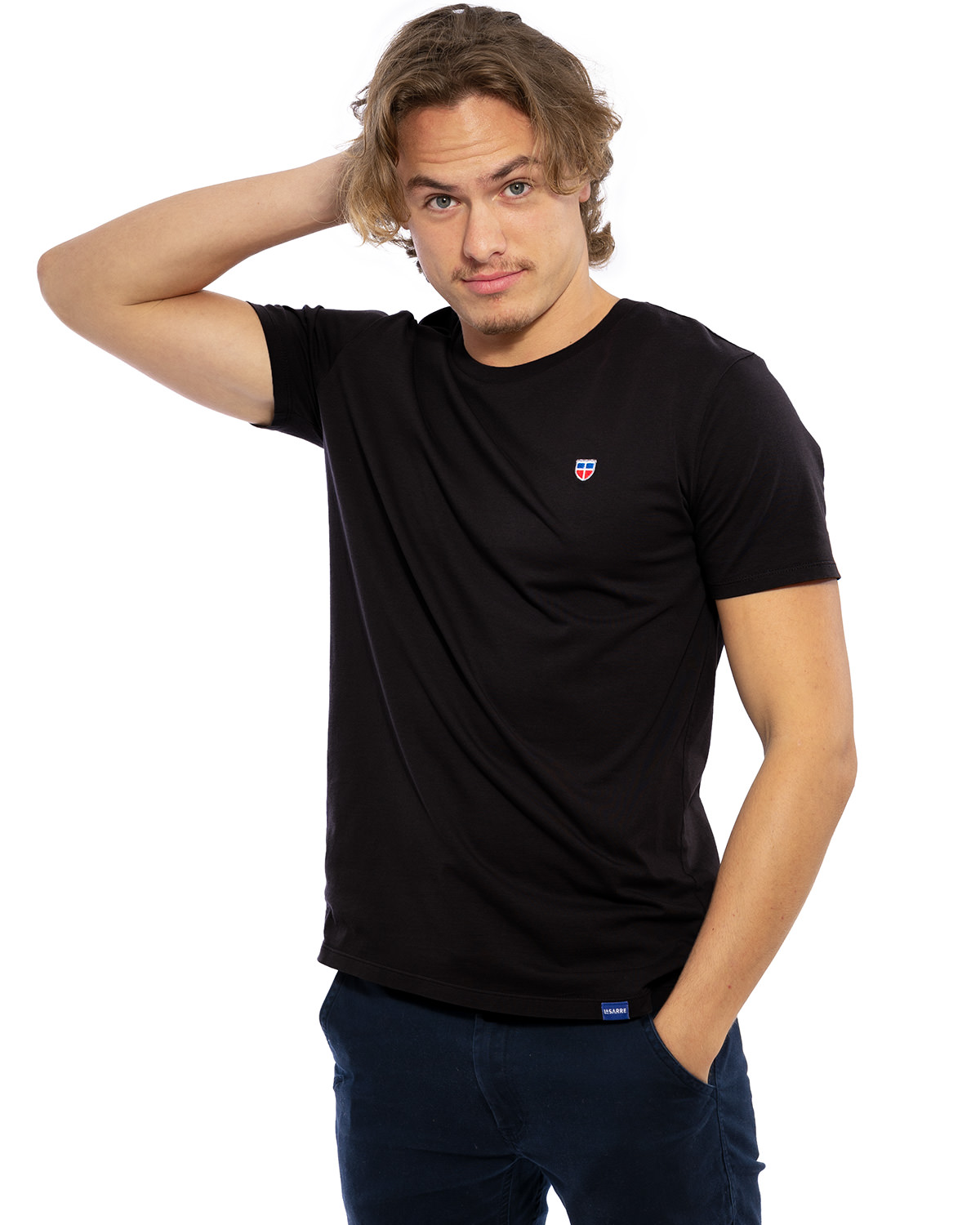 Hochwertig besticktes Männer T-Shirt „PAUL“ in der Farbe Schwarz von der Saarland Marke Lasarre mit dem LASARRE Wappen in Blau, Weiß, Rot auf der linken Brust und dem blauen LASARRE Markenzeichen am Saum