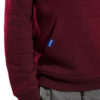 Detail-Ansicht der Kängurutasche des hochwertig bestickten sportlich-leichten Herren Hoodie „LUKAS“ in der edlen Farbe Bordeaux von der Saarland Marke La sarre mit dem LASARRE Wappen in Blau, Weiß, Rot auf der linken Brust und dem blauen LASARRE Markenzeichen am Saum
