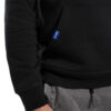 Detail-Ansicht der Kängurutasche des hochwertigen, bestickten und sportlich dünnen Herren Hoodie „LUKAS“ in der Farbe Schwarz von der Saarland Marke La sarre mit dem LA SARRE Wappen in Blau, Weiß, Rot vorne auf der linken Brust und dem blauen LASARRE Markenzeichen am Saum und im Nacken