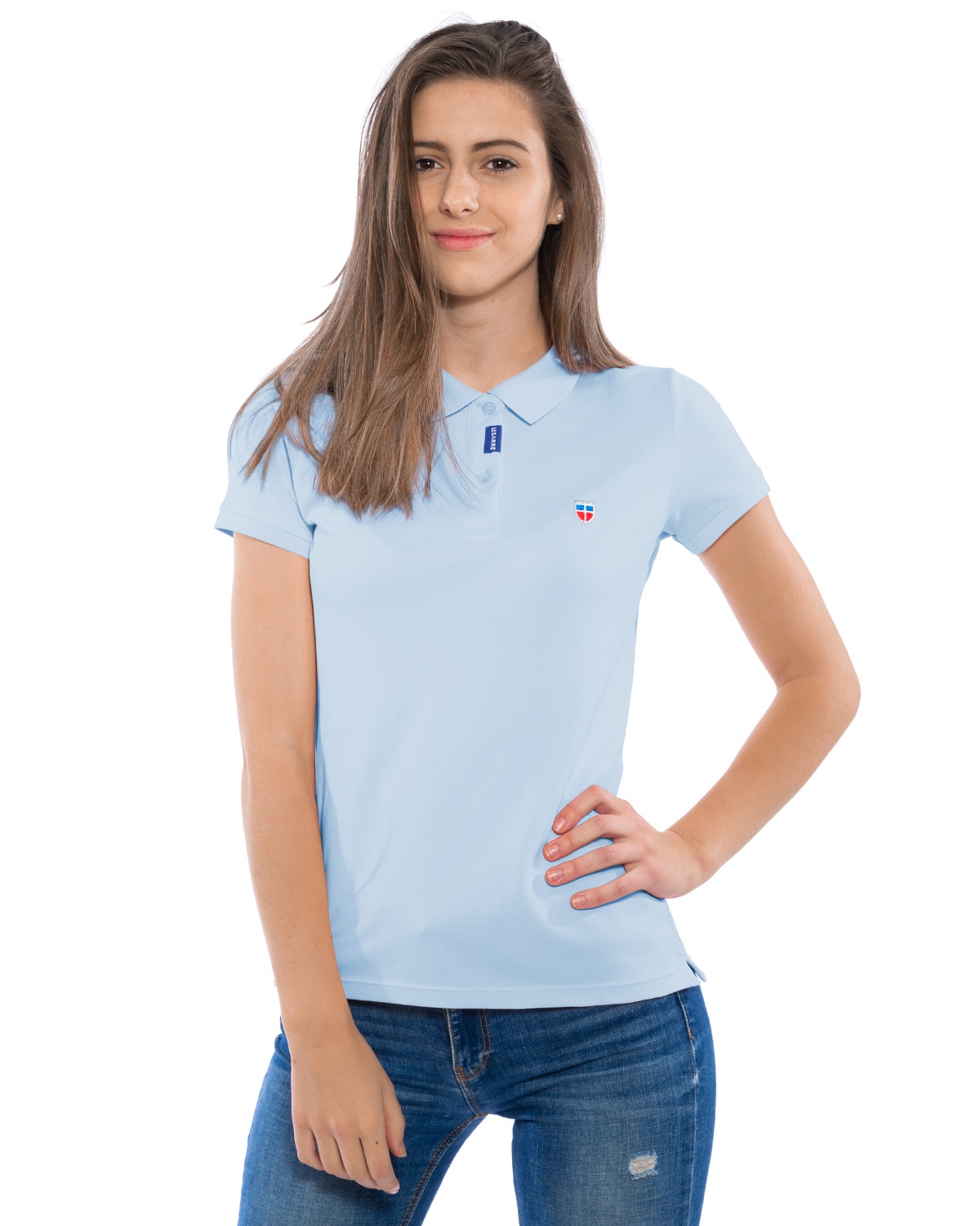 Junge Frau in sportlich eleganter Pose im azure-farbenen Ladies-Polo-Shirt der Saarland-Marke LA SARRE. Auffällig ist das blaue LA SARRE Saumlabel an der Knopfleiste und das Sarre-Wappen als Stickerei auf der Brust.