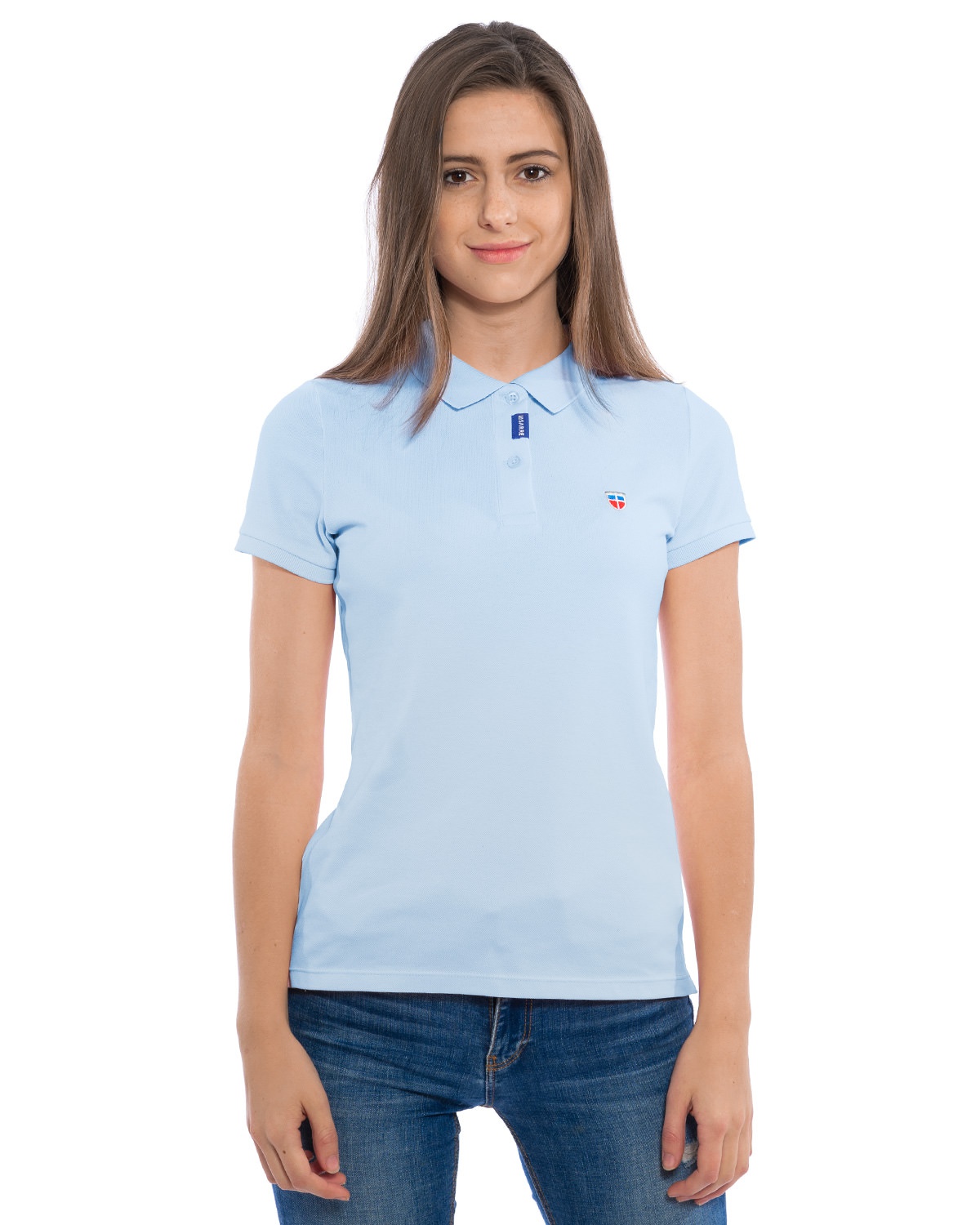 Junge Frau im LA SARRE Ladies-Polo-Shirt. Frontal-Ansicht des Kleidungs-Stücks der Saarland Marke im Farbton Azure mit blauem LA SARRE Saumlabel an der Knopfleiste und dem Sarre-Wappen als Stickerei auf der Brust.