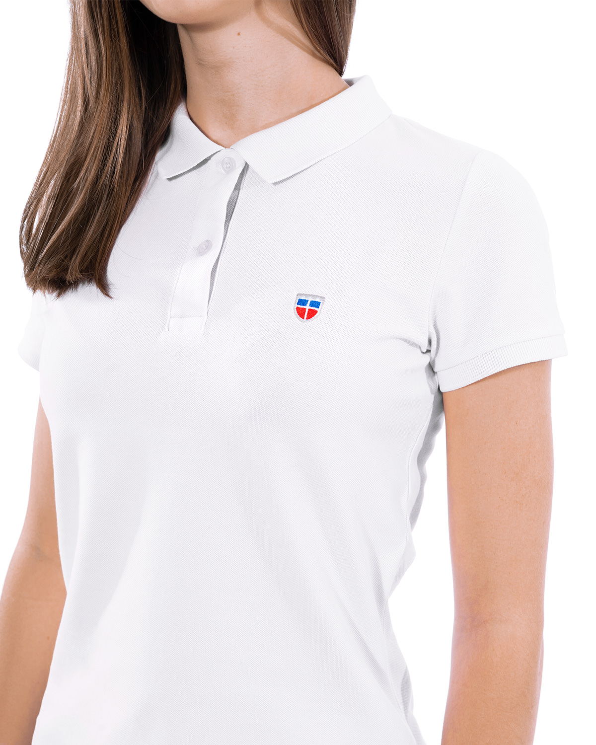 Vorderansicht des weißen Ladies-Polo-Shirt der Saarland-Marke LA SARRE. Nahaufnahme: Im Vordergrund das blaue Label mit der Aufschrift LA SARRE am unteren Saum links. Die Struktur des Piqué-Stoffs ist sichtbar.