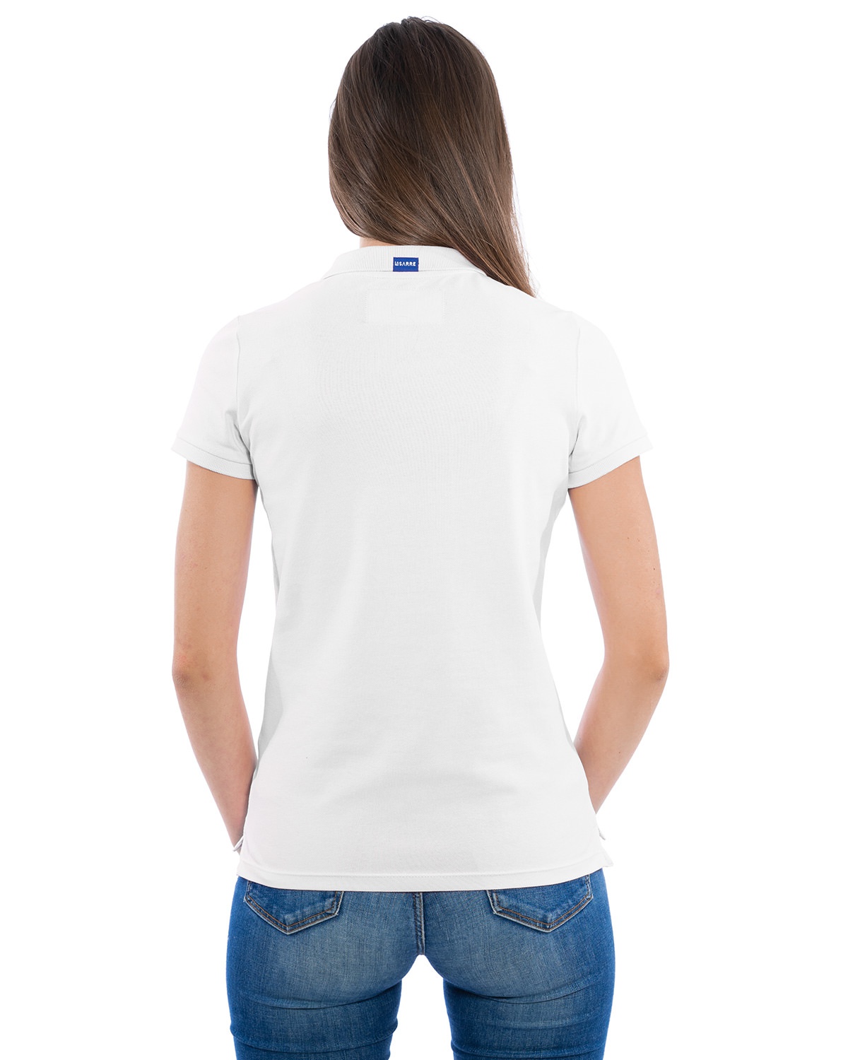 Rückansicht des weißen Ladies-Polo-Shirt der Saarland-Marke LA SARRE. Auffällig ist das blaue LA SARRE Saumlabel in der Mitte des Hemdkragens. Das Sarre-Wappen auf der Vorderseite ist hier nicht zu sehen.