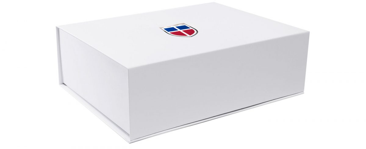 weiße Geschenkbox der Saarland-Marke LA SARRE mit Magnet-Verschluss und Sarre-Wappen auf dem Deckel