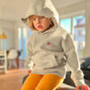 Unsere kleine Heldin Selma trägt unserem warmen Kinder-Hoodie Leia in Asch-Grau mit Saar-Wappen-Stick.