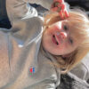 Nahaufnahme von unserem tollen Kinder-Hoodie in Asch-Grau. Selma, 3 Jahre alt, trägt unseren kuschelweichen Hoodie.