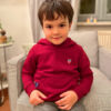 Anton ist 5 Jahre alt und ganz verliebt ein seinen neuen bordeaux-farbenen Kinder-Hoodie Luke mit Saar-Wappen.
