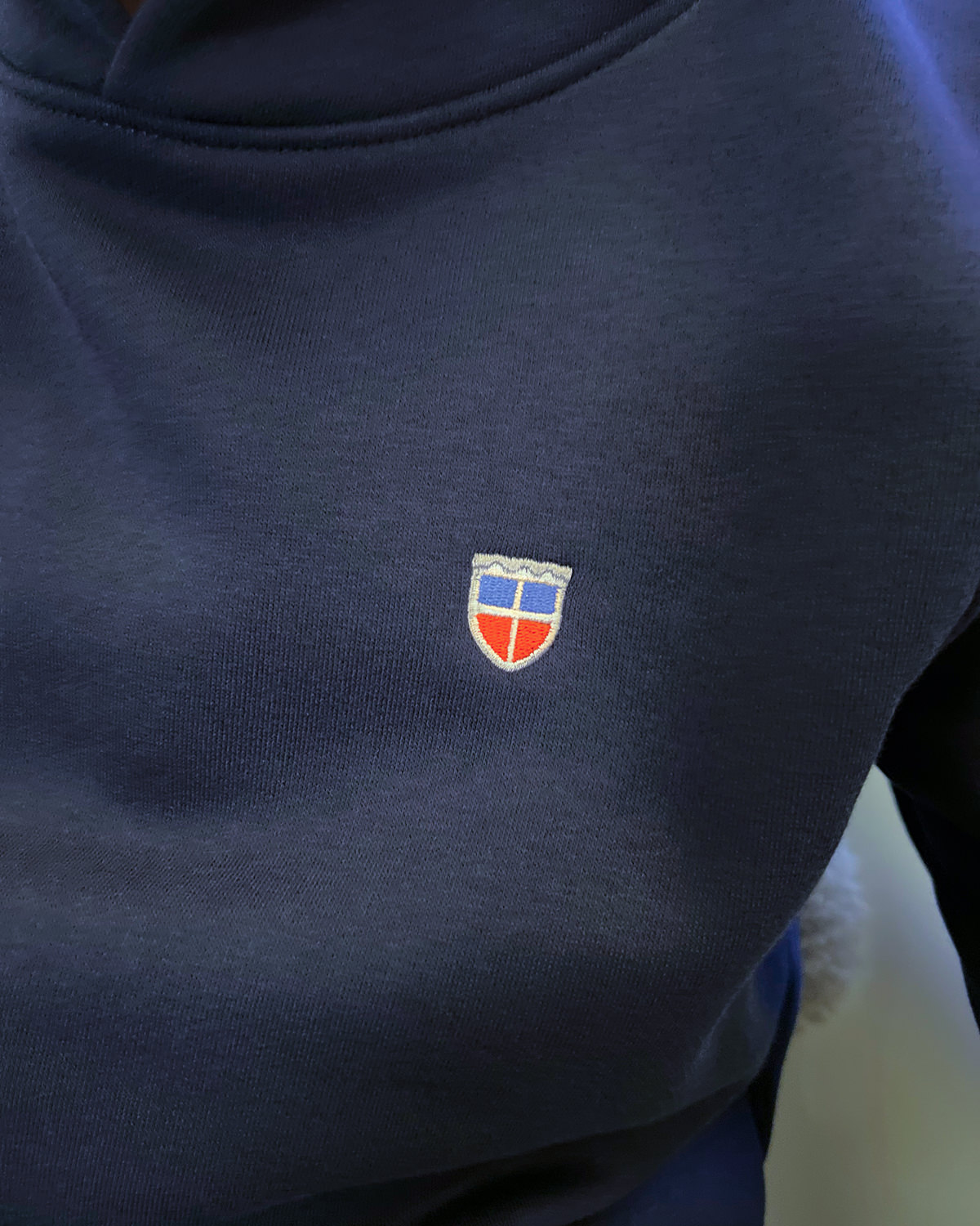 Das Saarland-Wappen ziert die Brust des Kinderhoodies.