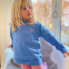 Dein Kind muss spielen: Geht bestens in unserem Sweatshirt Tilda mit Saar-Wappen – das perfekte Geschenk!
