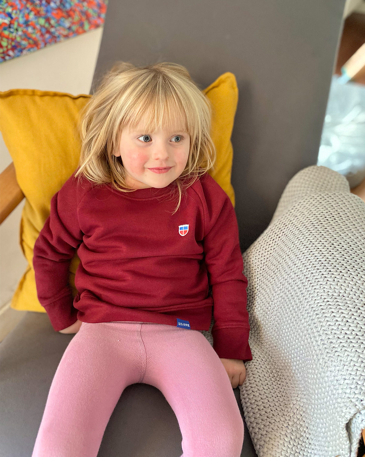 Selma ist 3 Jahre alt und trägt unser Saarland-Sweatshirt Tilda für Mädchen.