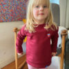 Für die Dame von Welt: Unser Mädchen-Sweatshirt Tilda in Bordeaux mit aufgesticktem Saarland-Wappen.