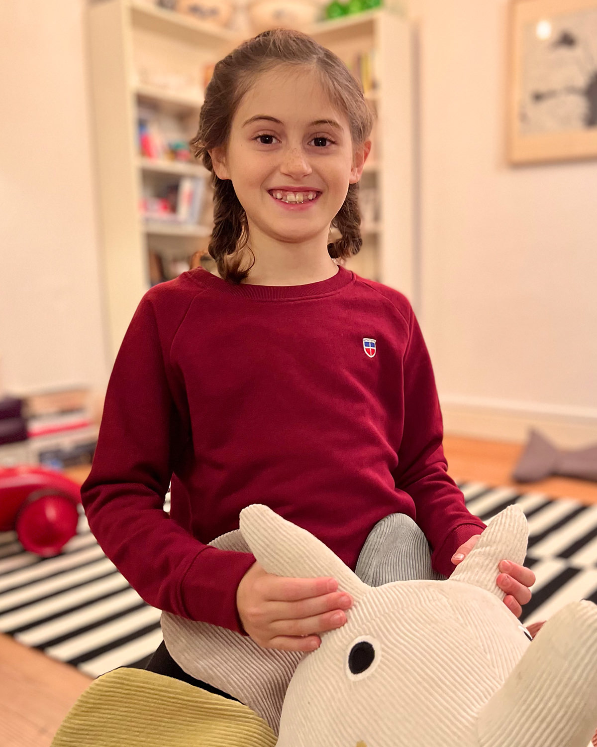 Leni ist 8 Jahre alt. Bordeaux ist einfach ihre Farbe. Sweatshirt Tilda für Mädchen mit aufgesticktem Saarland-Wappen steht ihr perfekt.
