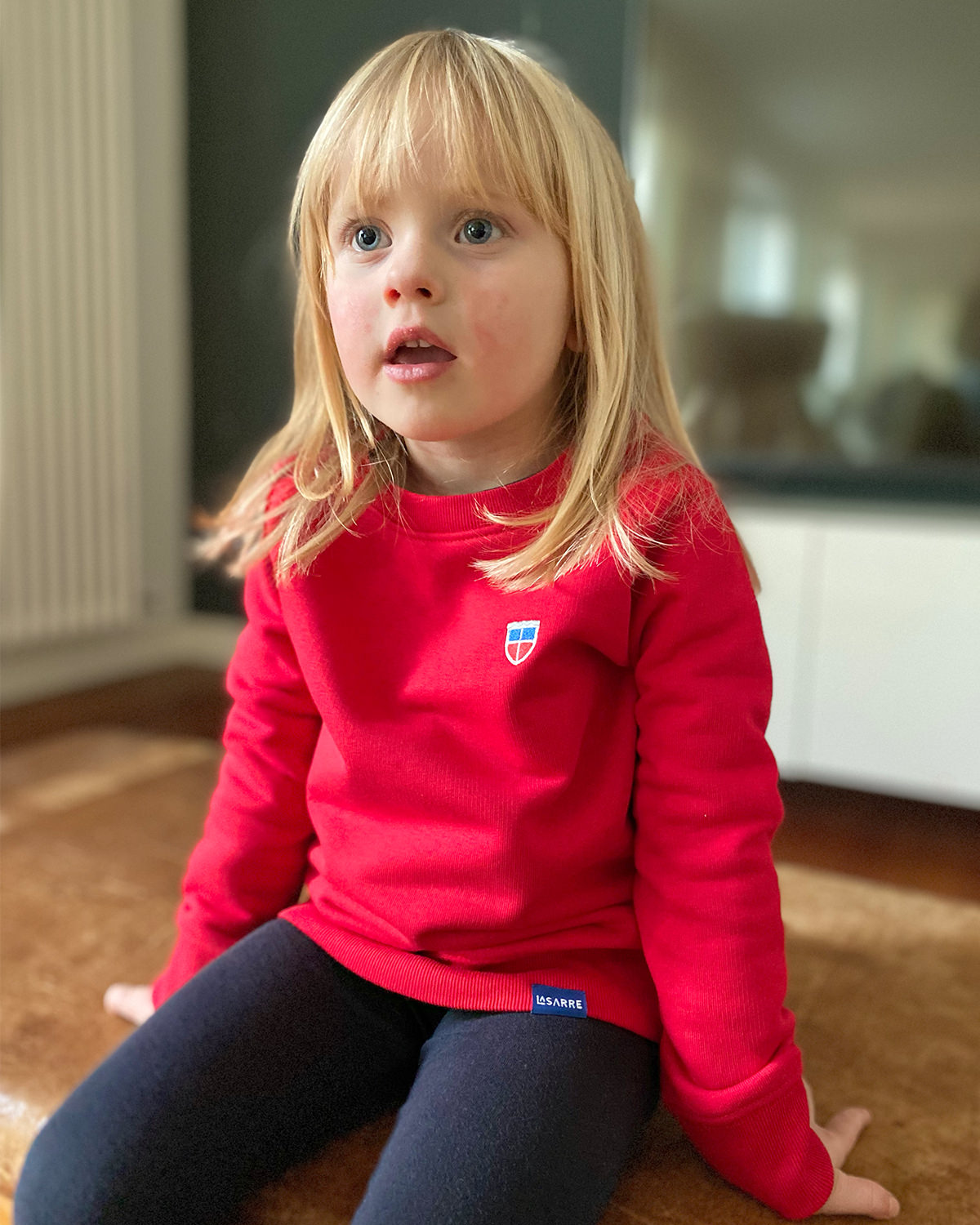 Unser super schöner, knallig-roter Pulli ist perfekt für waschechte Heimat-Fans, egal ob schon groß oder noch klein. Dieses leichte Sweatshirt gibt es von 3 bis 14 Jahren.