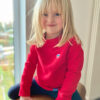 Unser super schöner, knallig-roter Mädchen-Pulli ist das perfekte Geschenk für waschechte Saarland-Fans. Dieses leichte Sweatshirt gibt es für Kinder von 3 bis 14 Jahren.