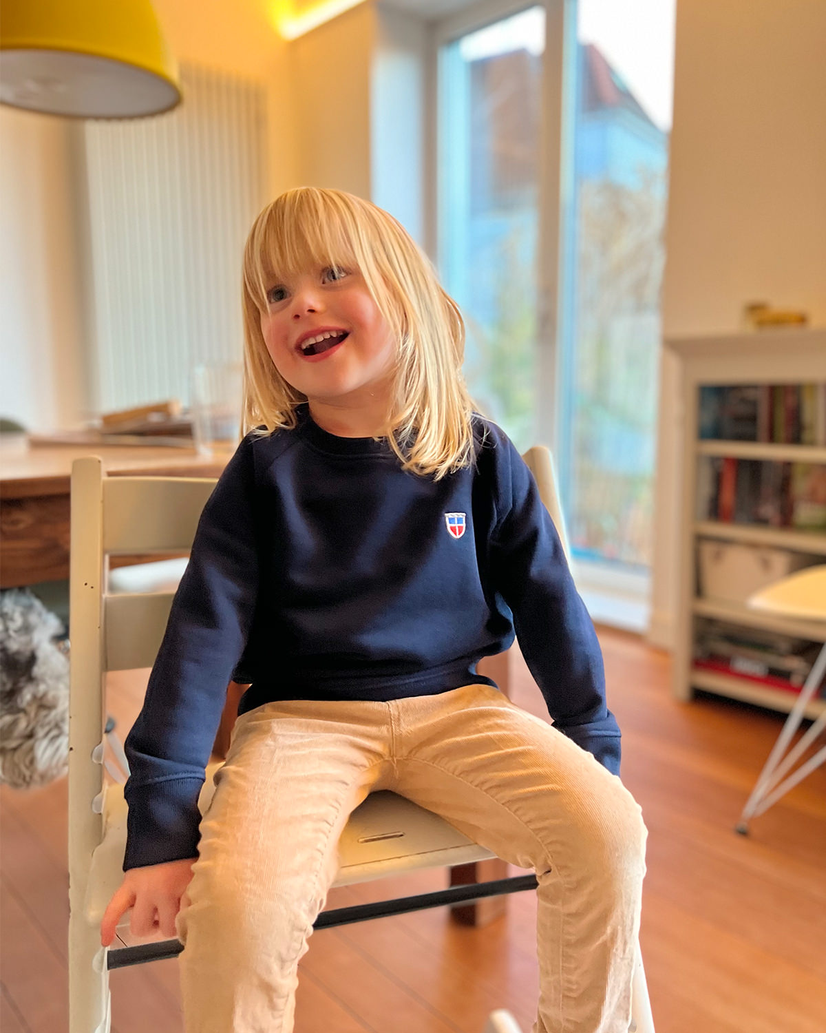 Selma, 3 Jahre alt, trägt unser Saarland Sweatshirt in navy-blau mit Wappen-Stick auf der Brust. Ein perfektes Geschenk, egal ob zum Geburtstag, zu Ostern oder zu Weihnachten.