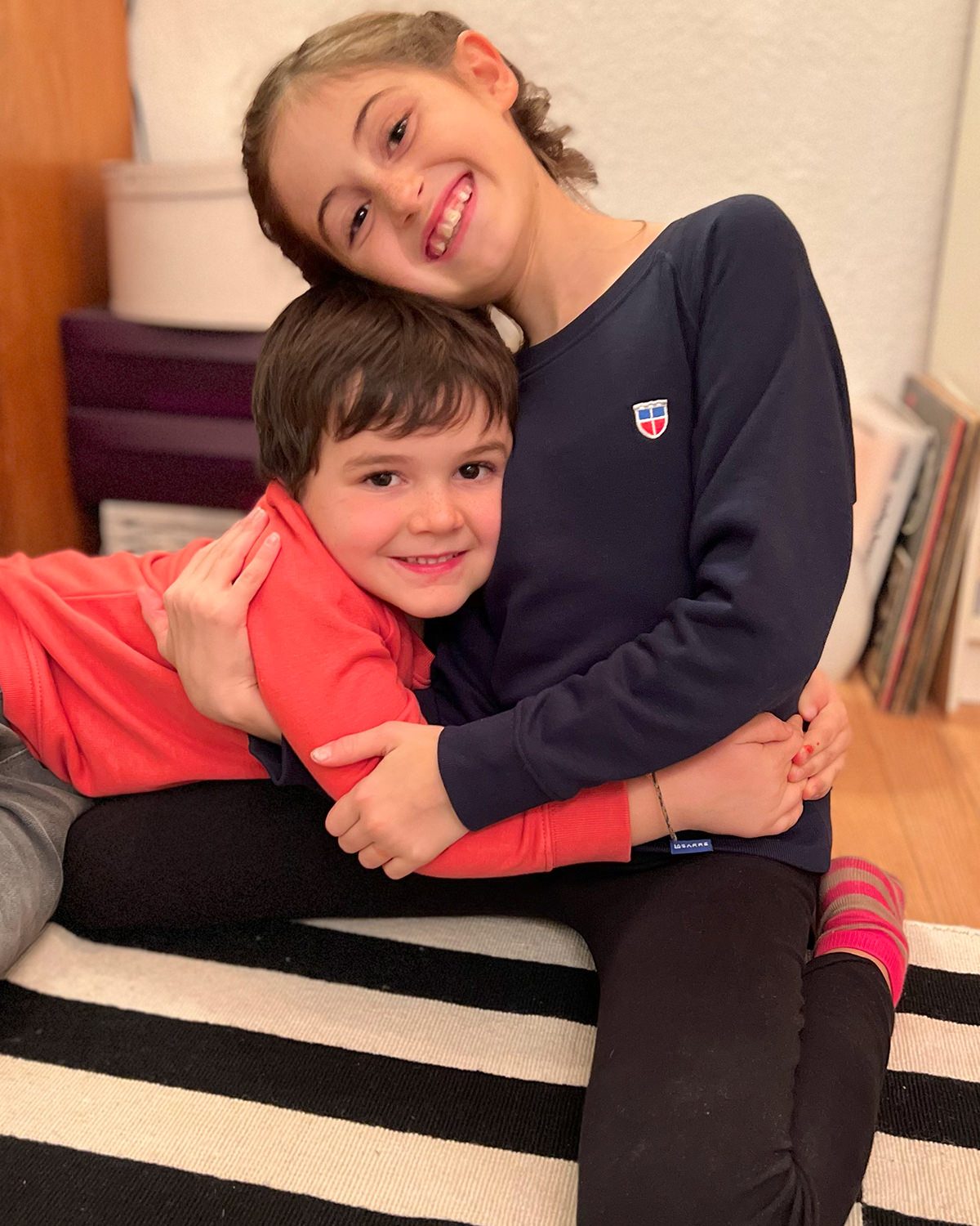 Glückliche Kinder: Leni und ihr Bruder Anton lieben ihr Shirt mit Saarland-Wappen!