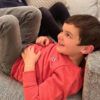 Anton, 5 Jahre alt, chillt in unserem Kinder Shirt Tom mit Saarlandwappen auf einem Sessel.