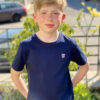 Johann ist 11 Jahre alt, ein Meter achtunddreißig groß und trägt unser Kinder-T-Shirt Pascal in der Größe 3XS.