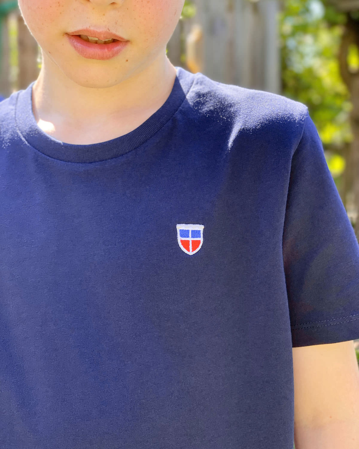 Das T-Shirt für echte Saarland Kinder: Unser Modell Pascal in Navy-Blau mit aufgesticktem Saar Wappen.