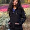Saarland Geschenk T-Shirt. Jessi trägt den Zipper-Hoodie LARA mit Wappenstick auf der linken Brust in der Farbe Schwarz.