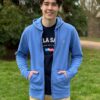 Saarland Geschenk T-Shirt. Luca trägt den Zipper-Hoodie LARS mit Wappenstick auf der linken Brust in der Farbe Aqua.